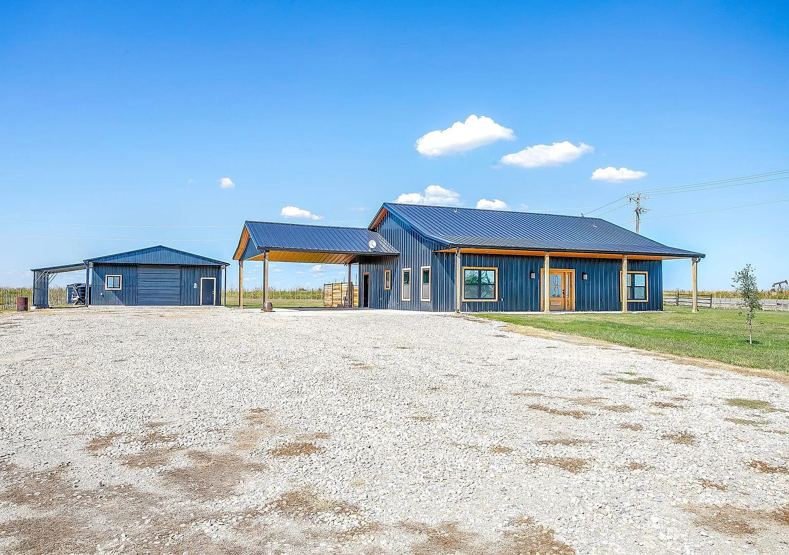 Luxury Barndominium Haven with Workshop, Garage & Covered Parking — Photo 3
