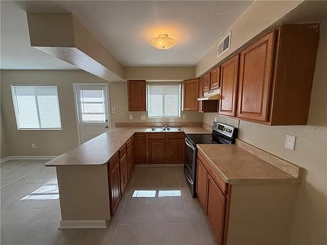 2 bed, 1.5 bath, 1227 sqft, $1,325 — Photo 4