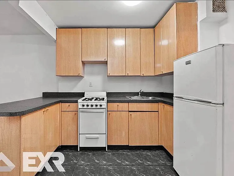 530 W 47th St #3B — Photo 3