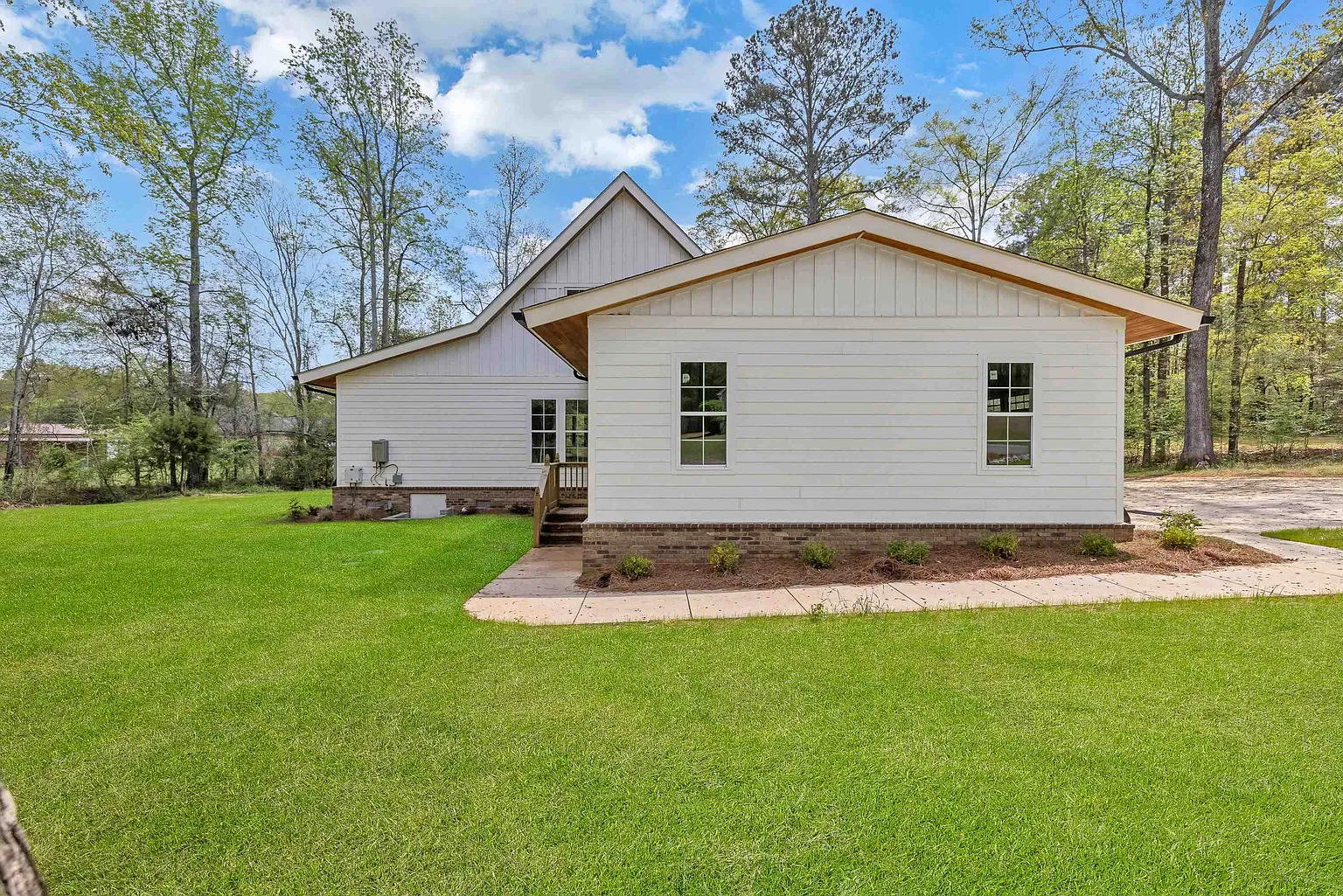 115 Lullwater Ln photo 1