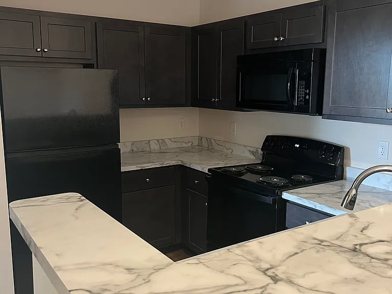 409 Court Yard Ln — Photo 32