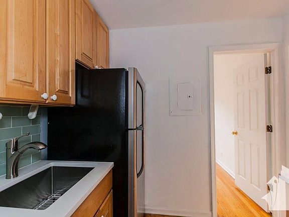 4th image of 611 W Arlington Pl #111