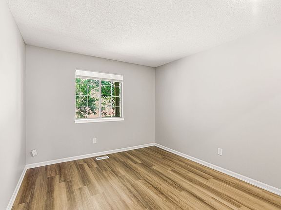 3rd image of 20 NW Lakeview Blvd APT B