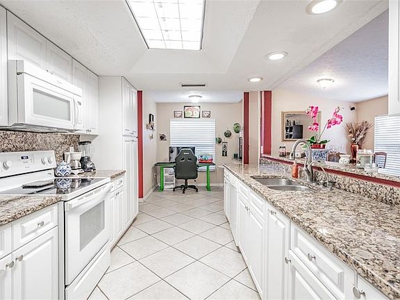 3rd image of 15806 Country Lake Dr