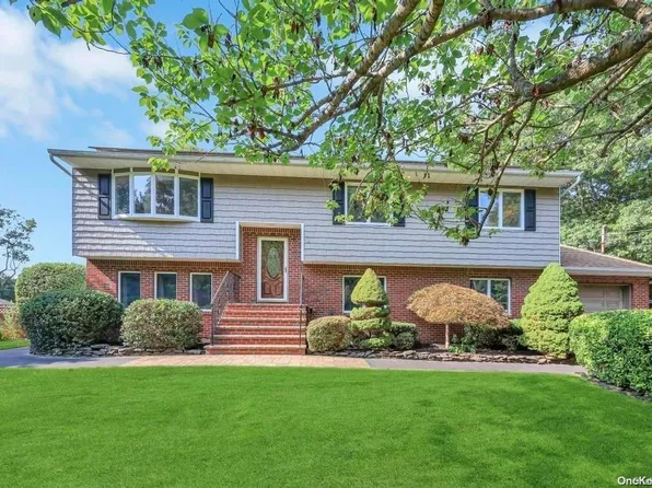 137 Ridgewood Avenue, Farmingville, NY 11738