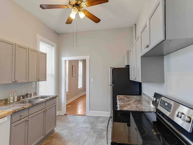 822 SE Riverside Dr #822 — Photo 2