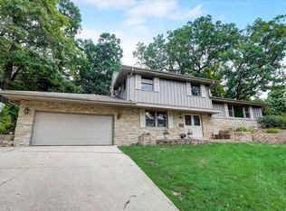 1028 Cavalier Dr, Waukesha, WI 53186