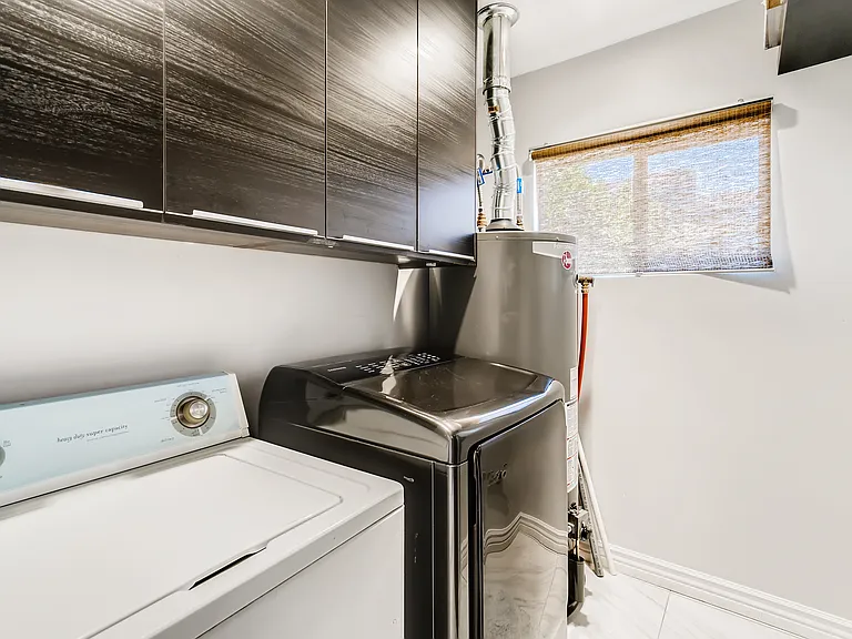 2401 E Elm St — Photo 11