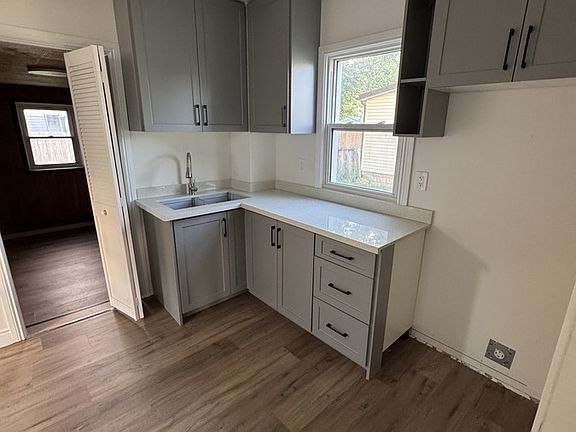3rd image of 33 Oak St