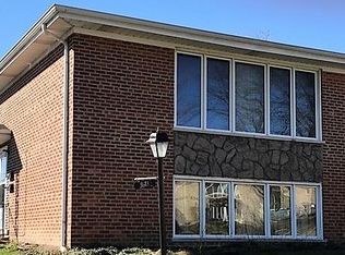 16W621 56th Pl #2, Clarendon Hills, IL 60514