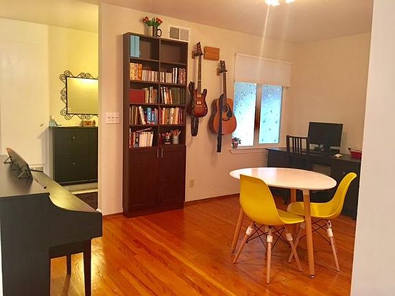 Dinning room between entrance and kitchen
