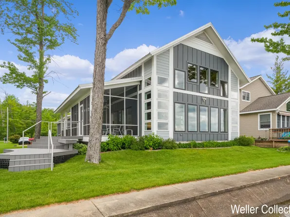 3311 W Lake Mitchell Dr, Cadillac, MI 49601