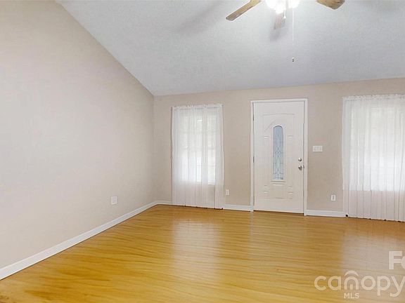 3rd image of 3124 Banks St