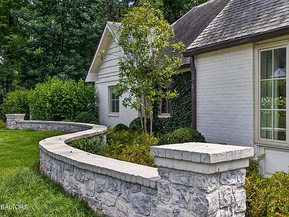 3rd image of 3672 Woodland Dr