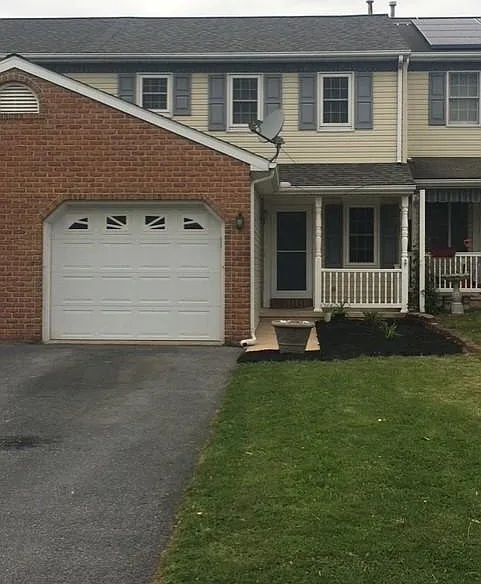 3 bed, 1.5 bath, 1276 sqft, $1,675 — Photo 1
