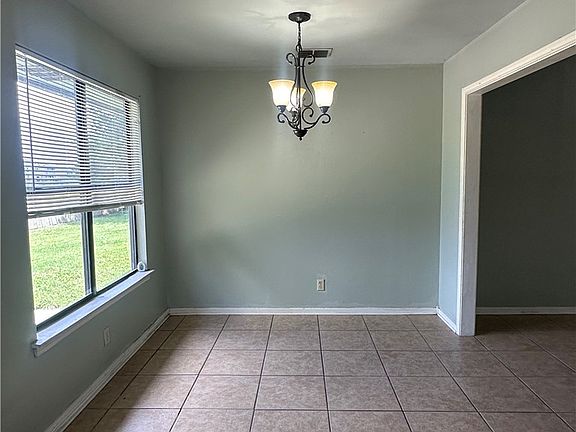 4th image of 2414 Westlake Cir N