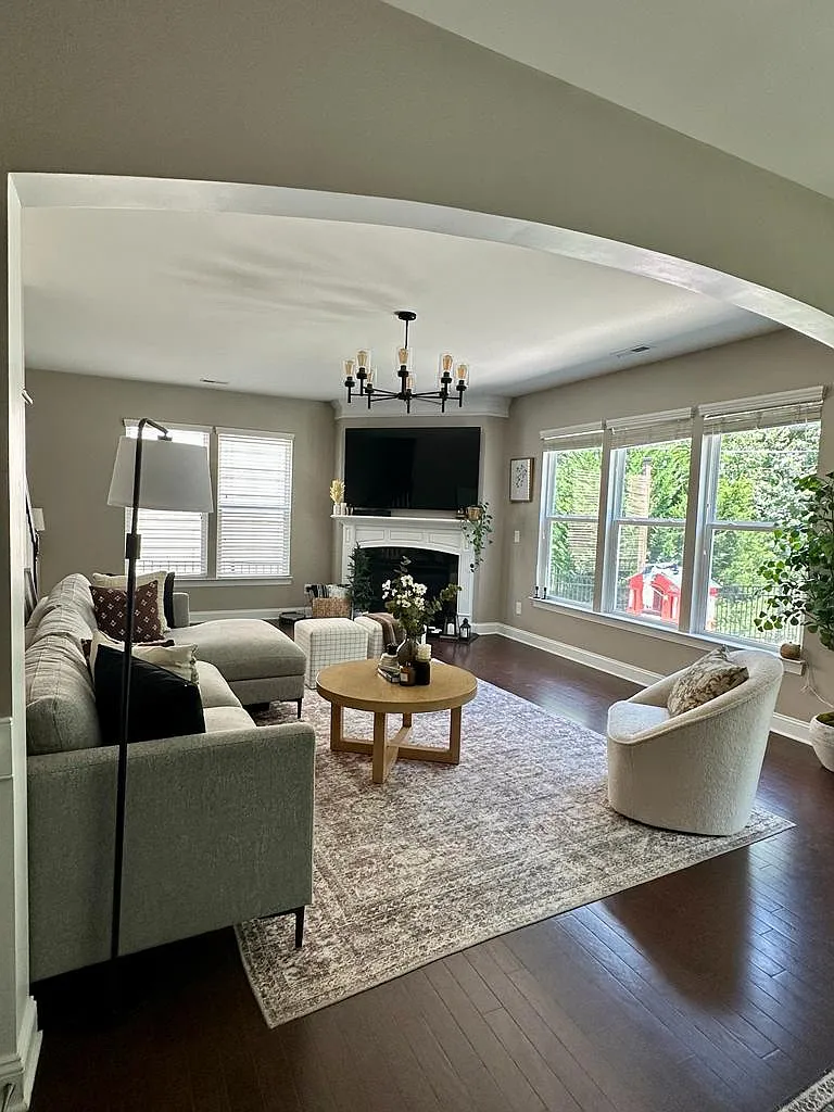 5 bed, 2.5 bath, 2704 sqft, $2,900 — Photo 3