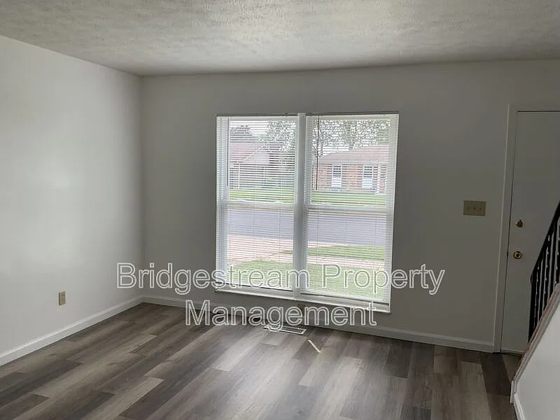 2 bed, 1.0 bath, $1,050 — Photo 2
