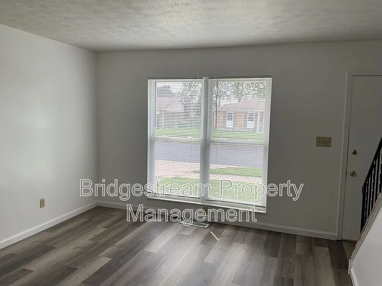 961 Taylorsview Dr — Photo 2