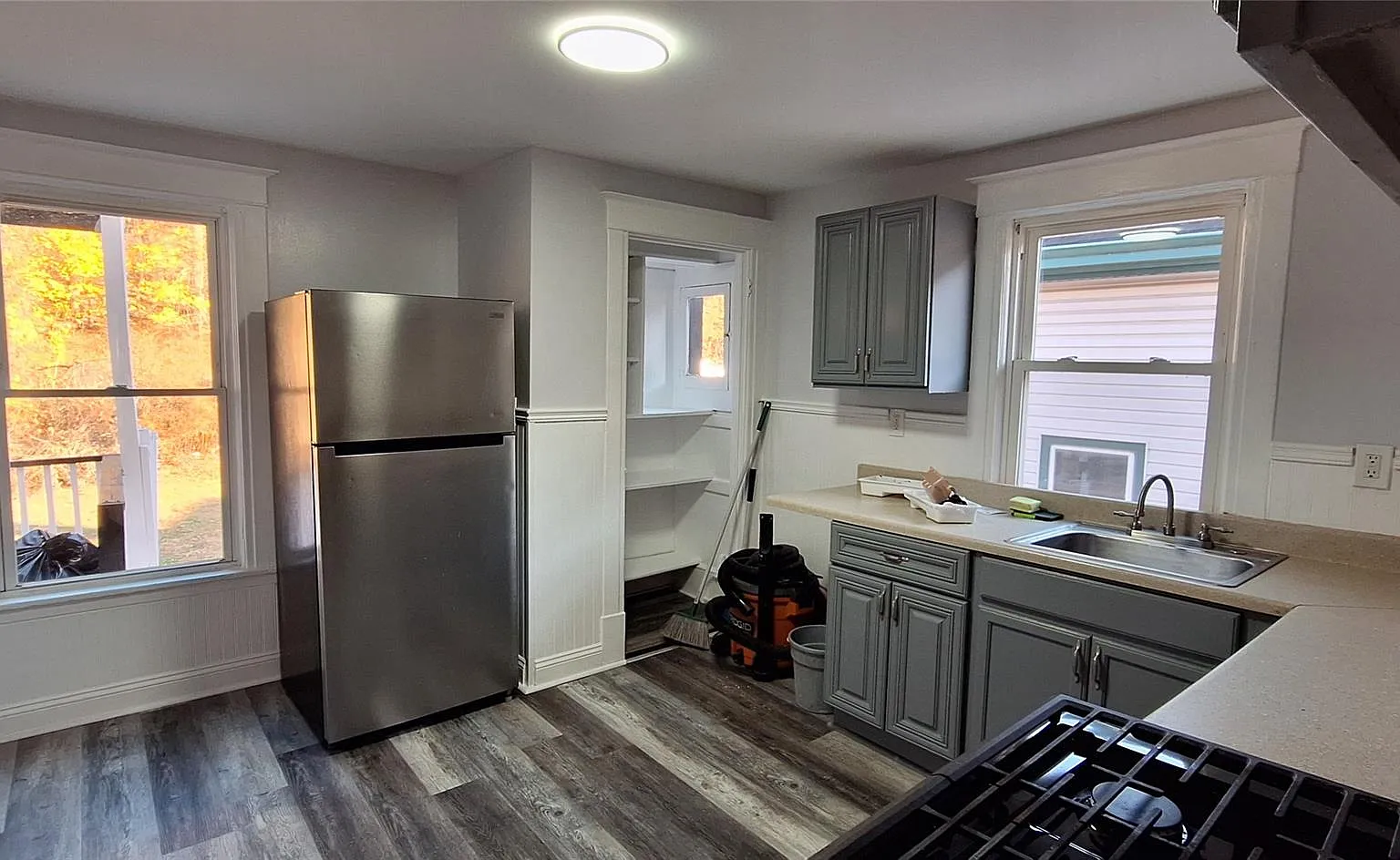 3 bed, 1.0 bath, 1050 sqft, $2,050 — Photo 2