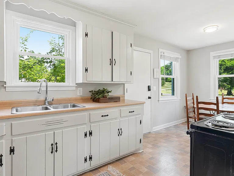 368 Oakview Dr — Photo 2