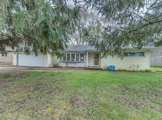 355 W Woodworth Pl, Roselle, IL 60172
