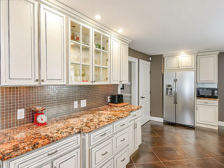 Ample Cabinet Space