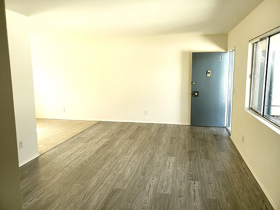 3rd image of 13807 Oxnard St APT 11