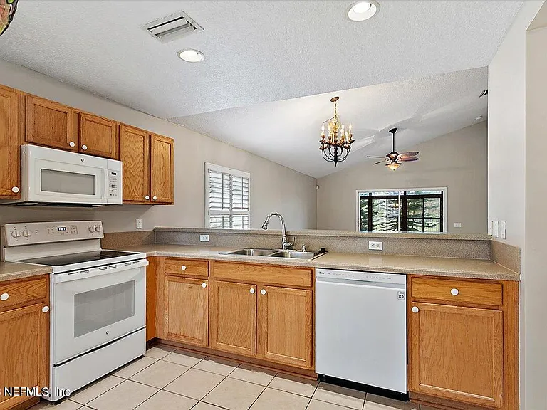 1212 Coghill Cir — Photo 5