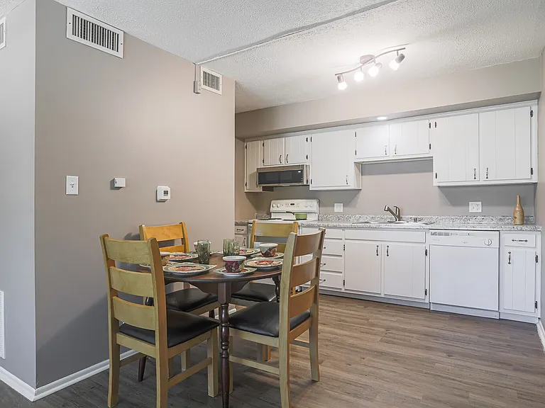 Rivershore Apartments — Photo 15