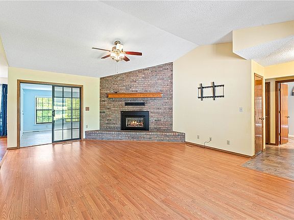 4th image of 7 Amesbury Dr