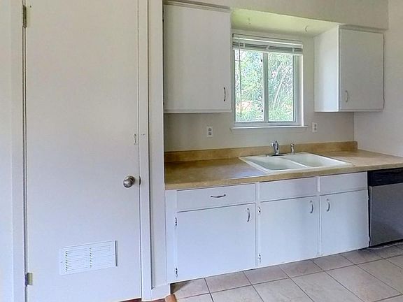 5th image of 210 Jackman St