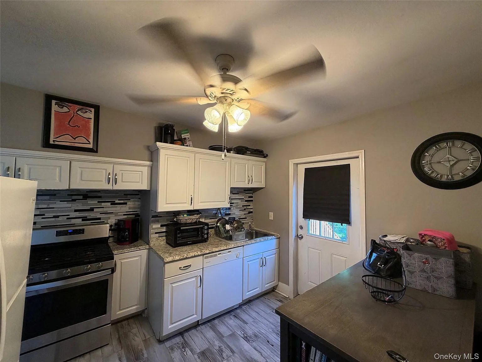 2 bed, 1.0 bath, 1100 sqft, $2,035 — Photo 3
