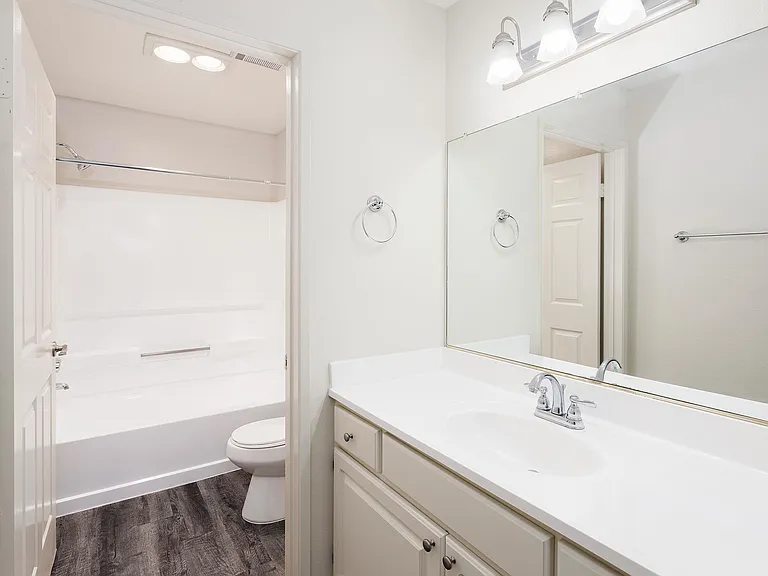 Burbank Gardens Apartments — Photo 12