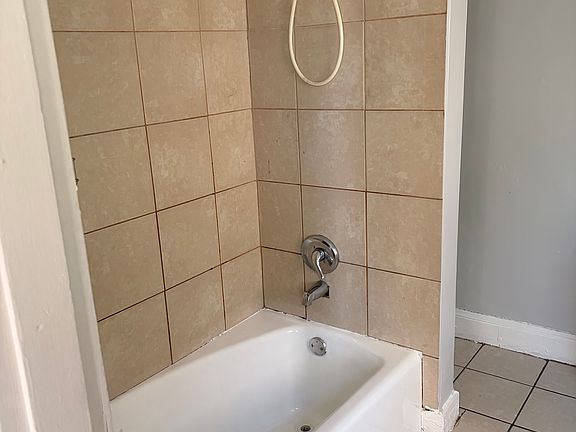 5th image of 112 Shelley St APT 2