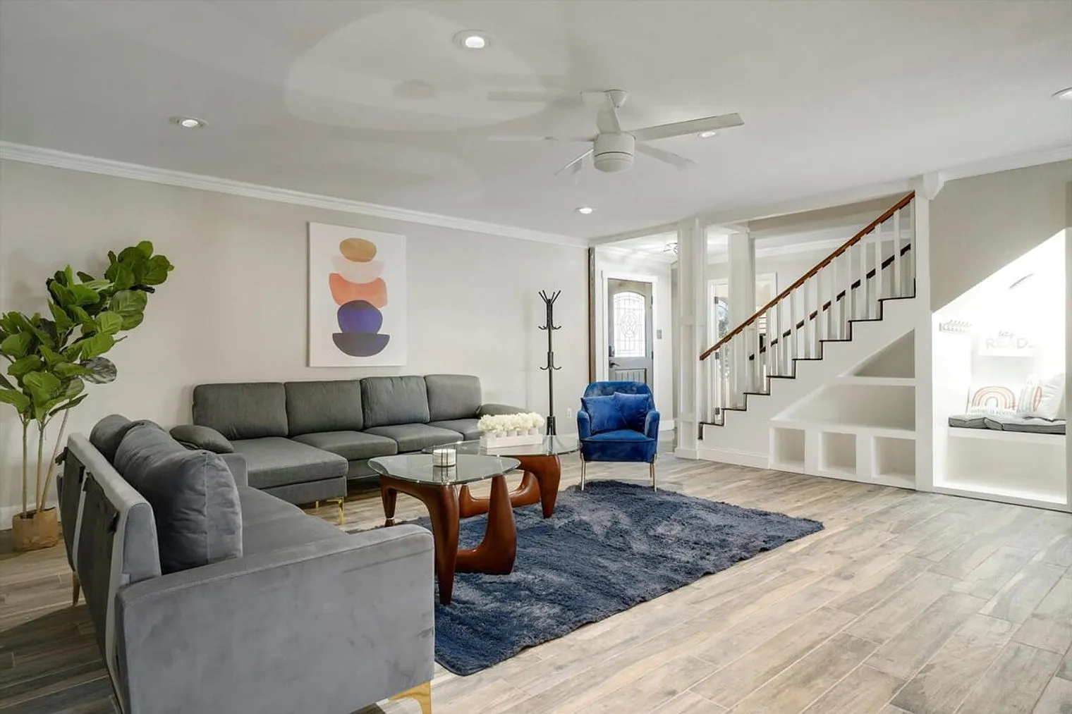 5 bed, 2.0 bath, 2820 sqft, $9,522 — Photo 1