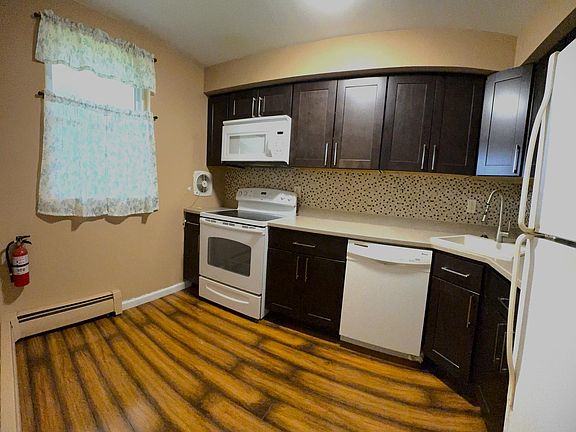 3rd image of 812 Garnet Dr