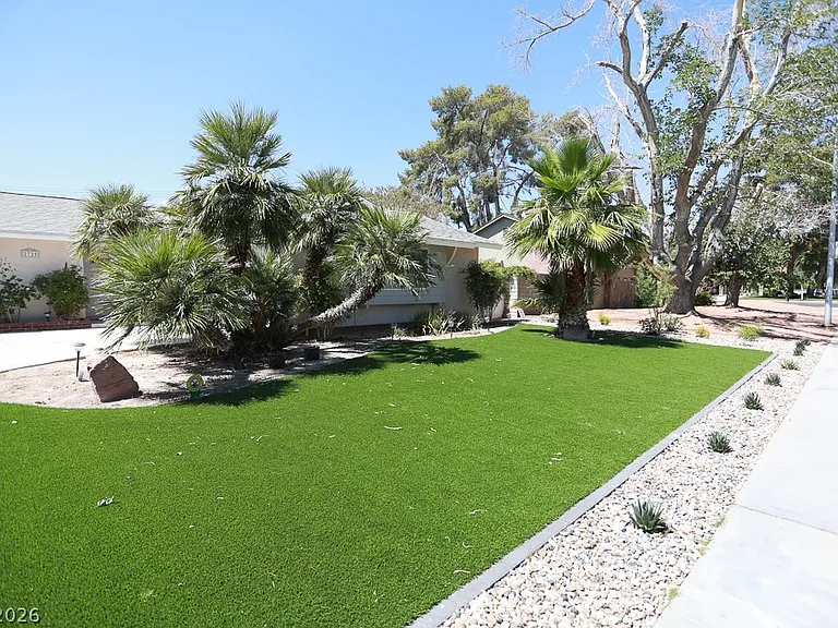 2725 Colanthe Ave — Photo 3