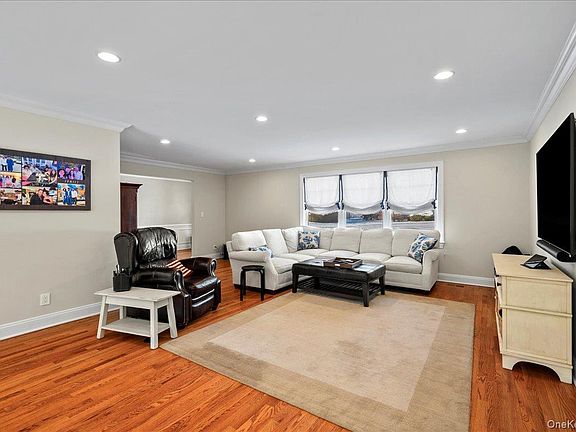 5th image of 299 STRATTON Road