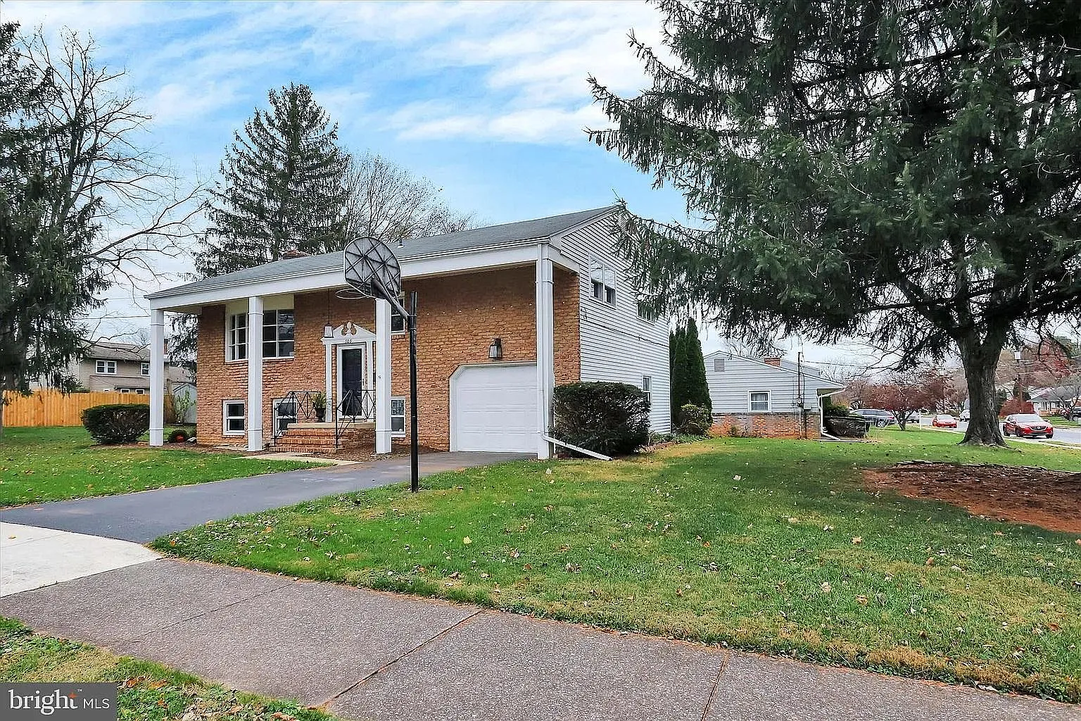 4 bed, 1.5 bath, 1898 sqft, $2,395 — Photo 2