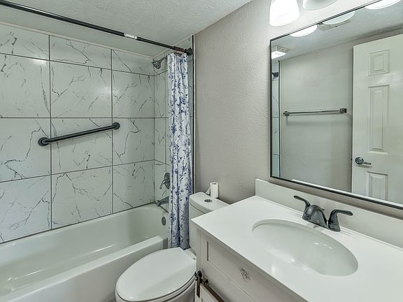 4th image of 445 Carolcrest Ln APT 211