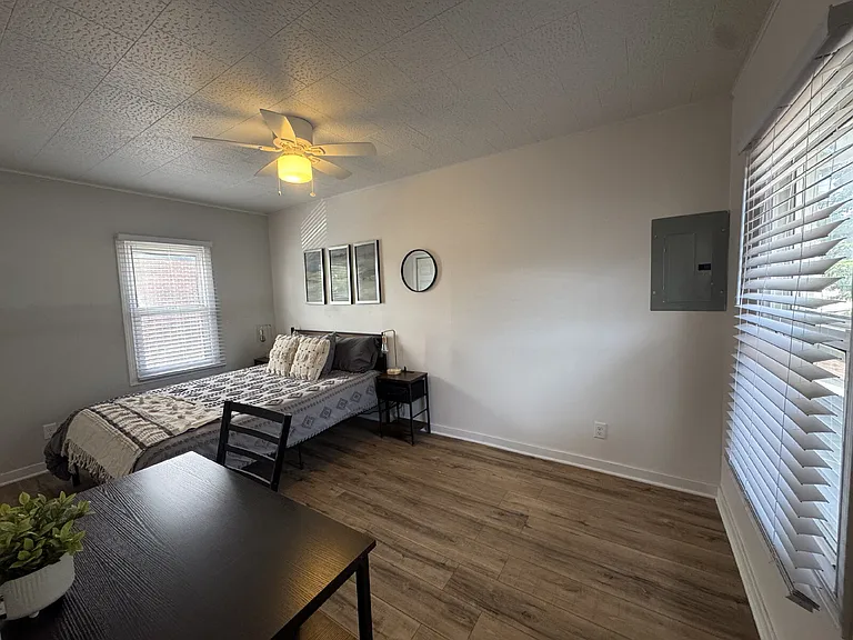 110 E Superior St #UPPER — Photo 10