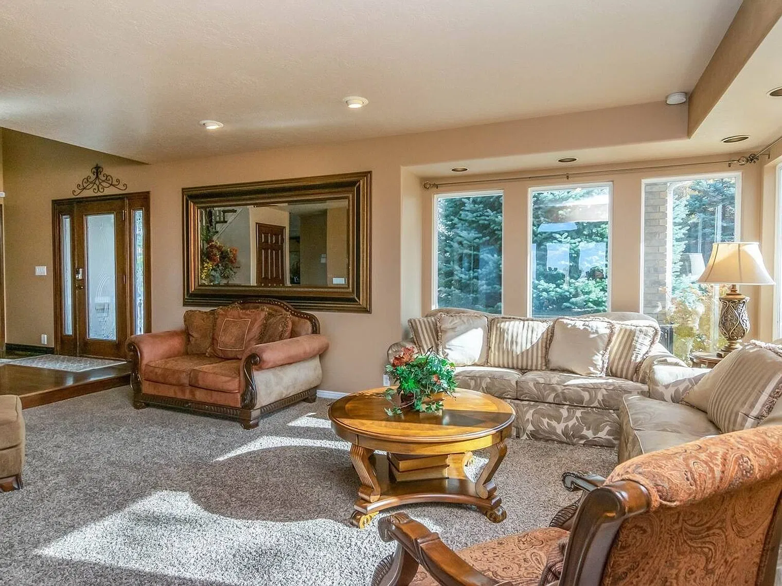 8 bed, 3.0 bath, 4606 sqft, $15,045 — Photo 2