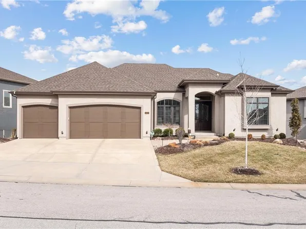 8038 W 166th Ter, Overland Park, KS 66085