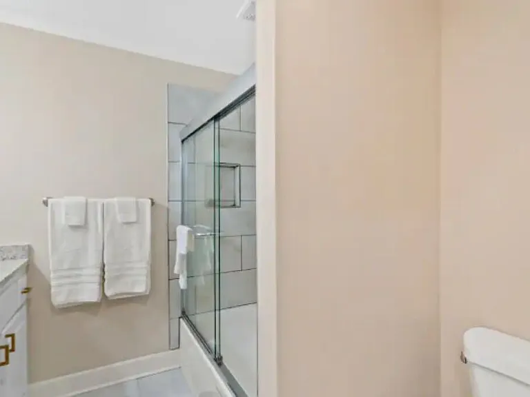 810 W 5th St — Photo 1