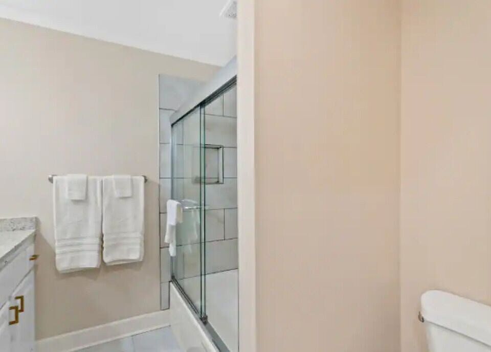 1st image of 810 W 5th St