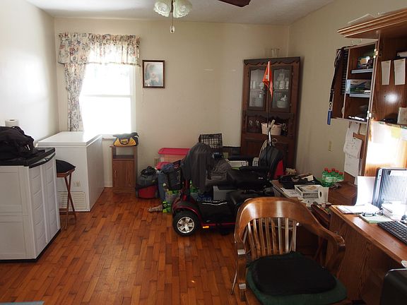 3rd image of 5747 Wellesley Ave