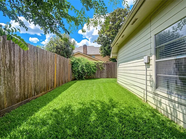 12810 Chaseland Ln — Photo 2