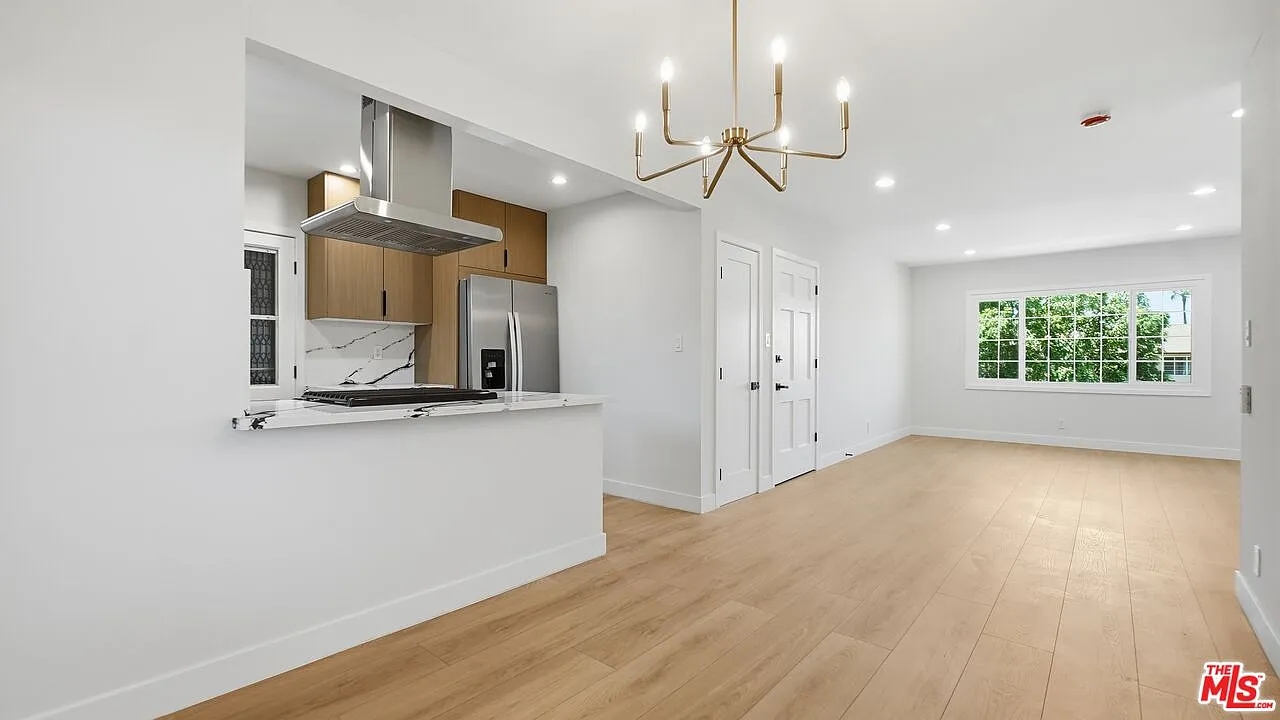 2 bed, 1.0 bath, 912 sqft, $2,950 — Photo 2