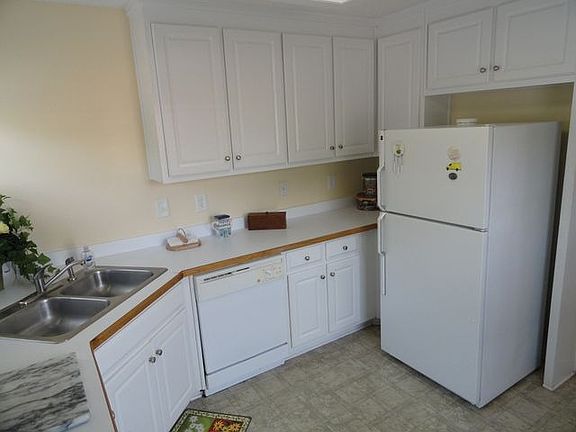 Lots of counter/cabinet space in this Kitchen